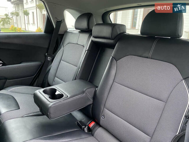 Сірий Кіа Niro, об'ємом двигуна 0 л та пробігом 63 тис. км за 20899 $, фото 42 на Automoto.ua