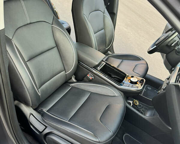 Серый Киа Niro, объемом двигателя 0 л и пробегом 93 тыс. км за 22500 $, фото 14 на Automoto.ua