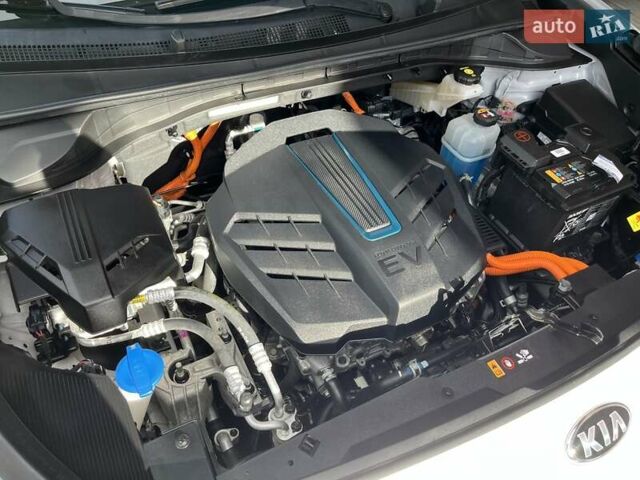 Серый Киа Niro, объемом двигателя 0 л и пробегом 72 тыс. км за 19750 $, фото 67 на Automoto.ua