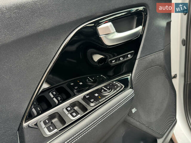 Серый Киа Niro, объемом двигателя 0 л и пробегом 118 тыс. км за 19350 $, фото 66 на Automoto.ua