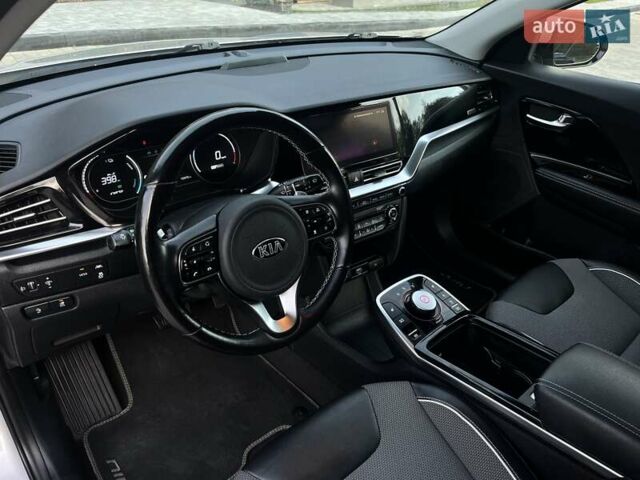 Серый Киа Niro, объемом двигателя 0 л и пробегом 72 тыс. км за 19750 $, фото 19 на Automoto.ua