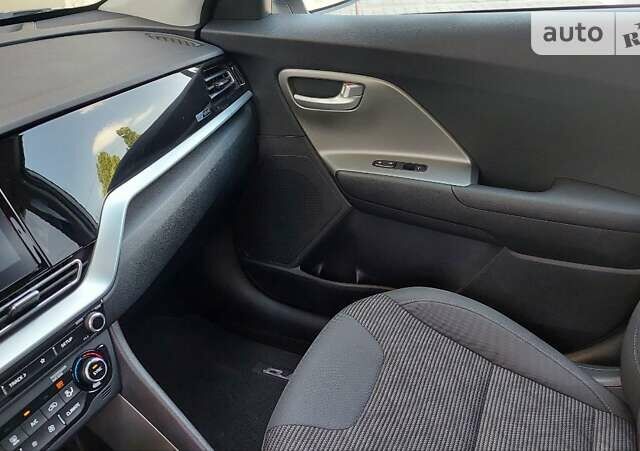 Серый Киа Niro, объемом двигателя 1.6 л и пробегом 4 тыс. км за 20799 $, фото 27 на Automoto.ua