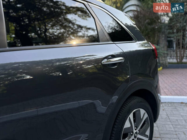 Сірий Кіа Niro, об'ємом двигуна 0 л та пробігом 144 тис. км за 18200 $, фото 4 на Automoto.ua