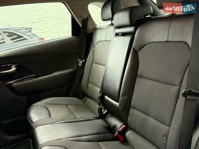 Сірий Кіа Niro, об'ємом двигуна 0 л та пробігом 114 тис. км за 18329 $, фото 29 на Automoto.ua
