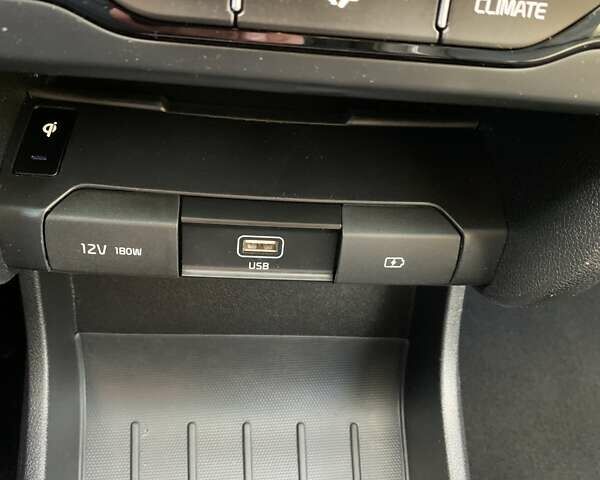 Сірий Кіа Niro, об'ємом двигуна 0 л та пробігом 128 тис. км за 18950 $, фото 23 на Automoto.ua