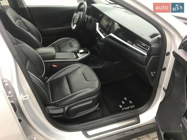 Серый Киа Niro, объемом двигателя 0 л и пробегом 90 тыс. км за 19900 $, фото 20 на Automoto.ua