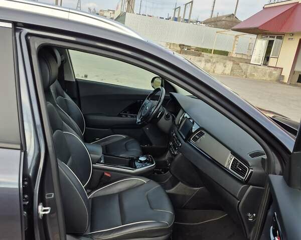 Серый Киа Niro, объемом двигателя 0 л и пробегом 124 тыс. км за 18132 $, фото 7 на Automoto.ua