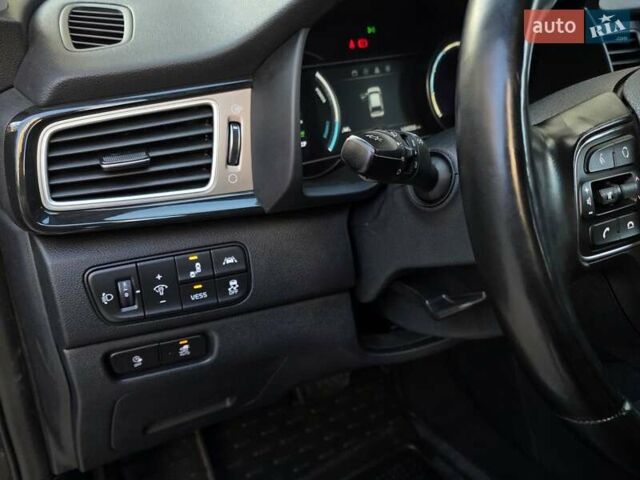 Серый Киа Niro, объемом двигателя 0 л и пробегом 144 тыс. км за 17250 $, фото 24 на Automoto.ua