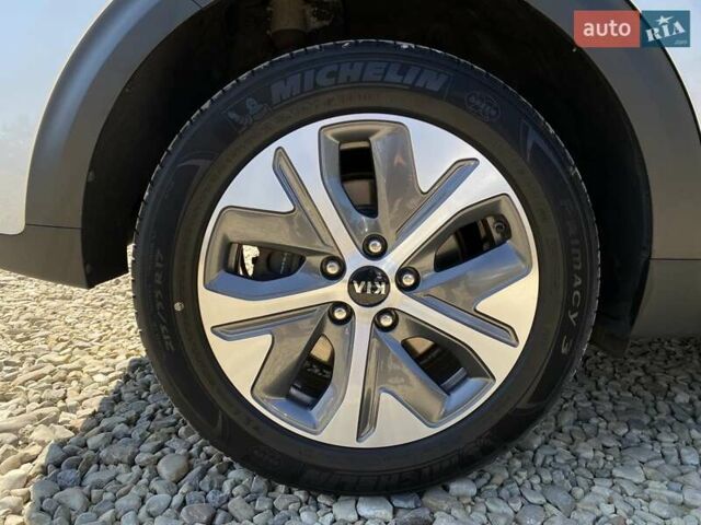 Серый Киа Niro, объемом двигателя 0 л и пробегом 58 тыс. км за 23200 $, фото 24 на Automoto.ua