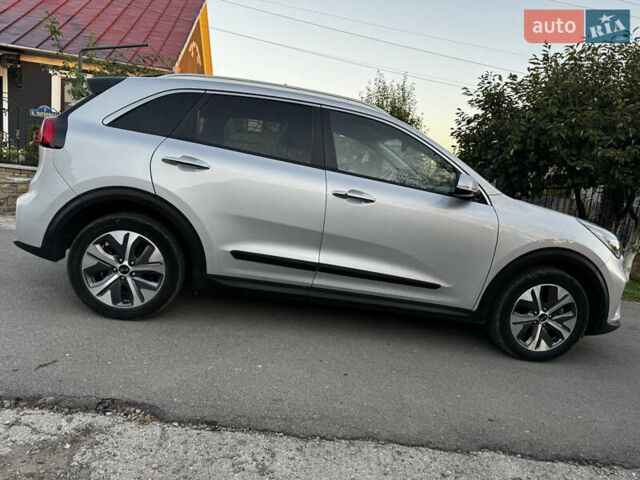 Сірий Кіа Niro, об'ємом двигуна 0 л та пробігом 120 тис. км за 22200 $, фото 16 на Automoto.ua