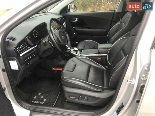 Серый Киа Niro, объемом двигателя 0 л и пробегом 90 тыс. км за 19900 $, фото 18 на Automoto.ua