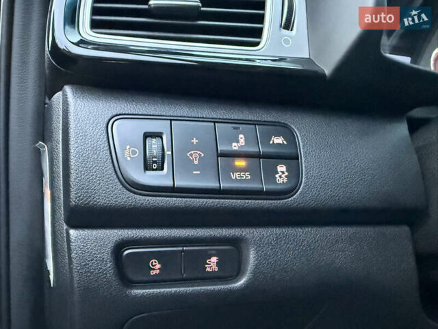 Серый Киа Niro, объемом двигателя 0 л и пробегом 165 тыс. км за 18000 $, фото 50 на Automoto.ua