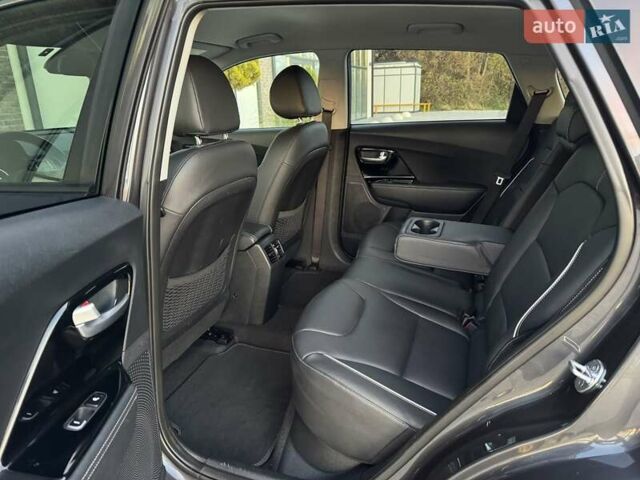 Сірий Кіа Niro, об'ємом двигуна 0 л та пробігом 135 тис. км за 17500 $, фото 60 на Automoto.ua