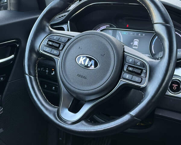 Сірий Кіа Niro, об'ємом двигуна 0 л та пробігом 102 тис. км за 18900 $, фото 20 на Automoto.ua