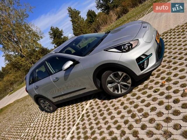 Сірий Кіа Niro, об'ємом двигуна 0 л та пробігом 74 тис. км за 20500 $, фото 4 на Automoto.ua