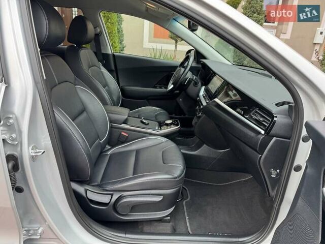 Сірий Кіа Niro, об'ємом двигуна 0 л та пробігом 118 тис. км за 19300 $, фото 109 на Automoto.ua