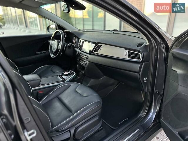 Серый Киа Niro, объемом двигателя 0 л и пробегом 74 тыс. км за 18200 $, фото 41 на Automoto.ua