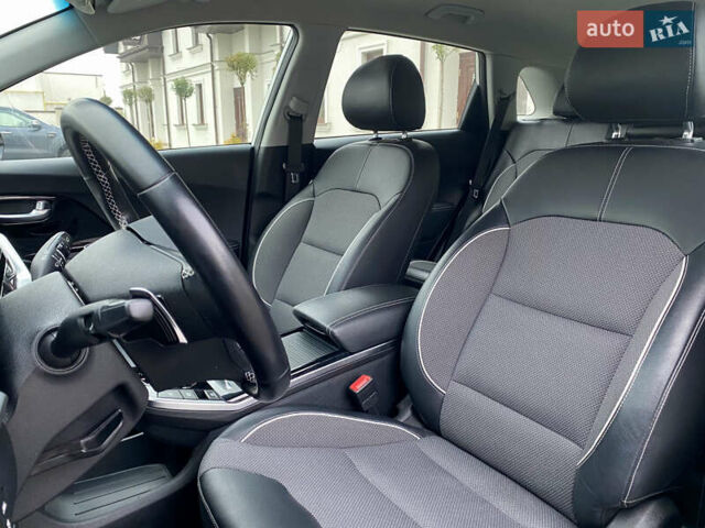 Сірий Кіа Niro, об'ємом двигуна 0 л та пробігом 63 тис. км за 20899 $, фото 32 на Automoto.ua