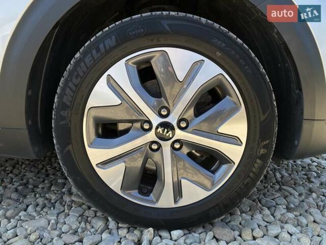 Серый Киа Niro, объемом двигателя 0 л и пробегом 58 тыс. км за 23200 $, фото 25 на Automoto.ua