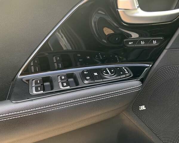 Сірий Кіа Niro, об'ємом двигуна 0 л та пробігом 128 тис. км за 18950 $, фото 17 на Automoto.ua