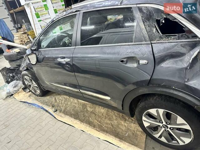 Сірий Кіа Niro, об'ємом двигуна 0 л та пробігом 149 тис. км за 7900 $, фото 4 на Automoto.ua
