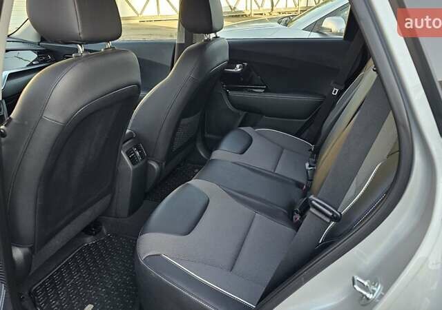 Серый Киа Niro, объемом двигателя 0 л и пробегом 40 тыс. км за 22400 $, фото 9 на Automoto.ua