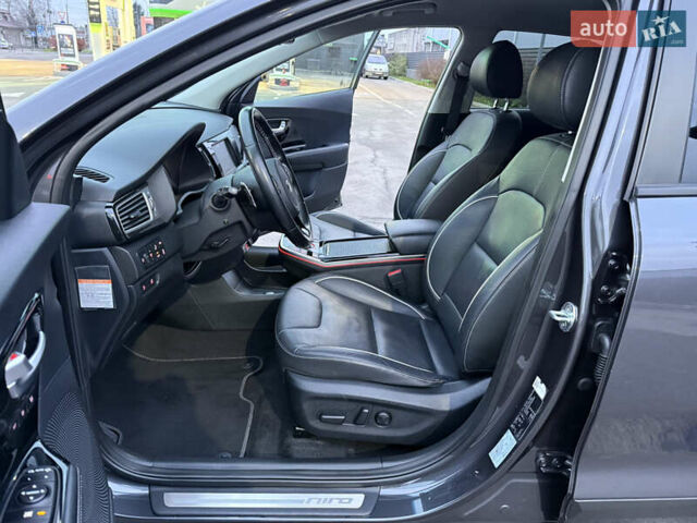 Серый Киа Niro, объемом двигателя 0 л и пробегом 165 тыс. км за 18000 $, фото 46 на Automoto.ua