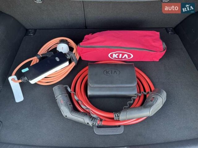 Сірий Кіа Niro, об'ємом двигуна 0 л та пробігом 118 тис. км за 19300 $, фото 132 на Automoto.ua