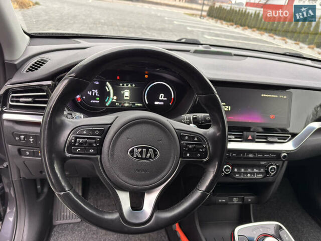Серый Киа Niro, объемом двигателя 0 л и пробегом 77 тыс. км за 19500 $, фото 19 на Automoto.ua
