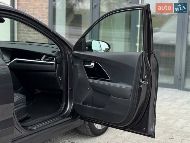 Серый Киа Niro, объемом двигателя 0 л и пробегом 150 тыс. км за 18500 $, фото 54 на Automoto.ua