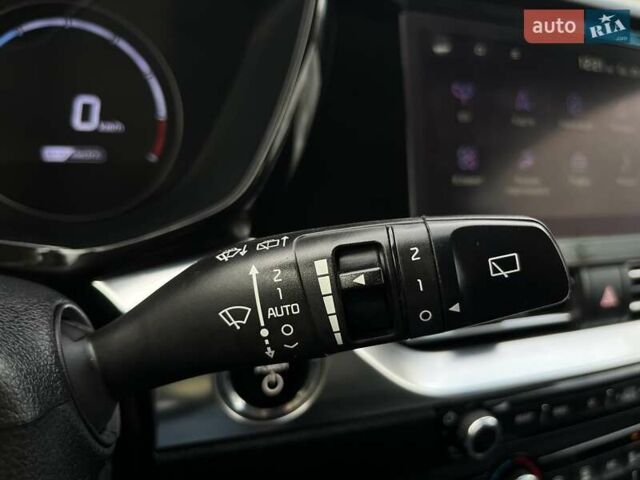 Серый Киа Niro, объемом двигателя 0 л и пробегом 72 тыс. км за 19750 $, фото 50 на Automoto.ua