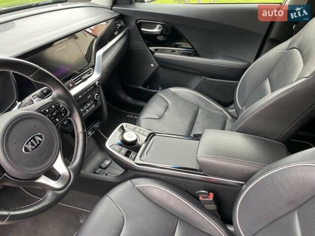 Серый Киа Niro, объемом двигателя 0 л и пробегом 117 тыс. км за 20470 $, фото 18 на Automoto.ua