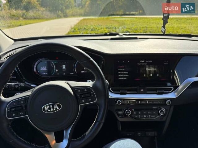 Сірий Кіа Niro, об'ємом двигуна 0 л та пробігом 74 тис. км за 20500 $, фото 17 на Automoto.ua
