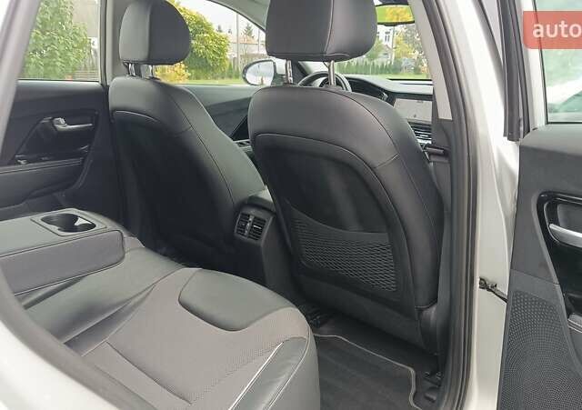 Серый Киа Niro, объемом двигателя 0 л и пробегом 82 тыс. км за 19500 $, фото 27 на Automoto.ua