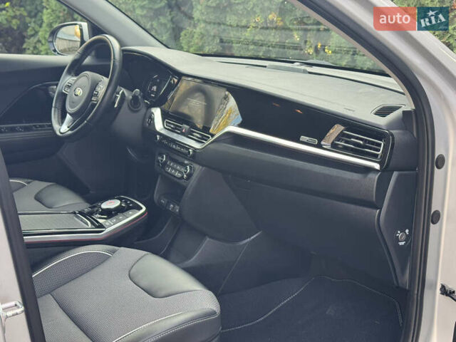 Сірий Кіа Niro, об'ємом двигуна 0 л та пробігом 141 тис. км за 17799 $, фото 39 на Automoto.ua