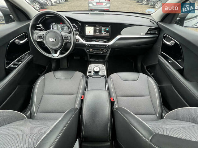 Серый Киа Niro, объемом двигателя 0 л и пробегом 107 тыс. км за 20903 $, фото 44 на Automoto.ua