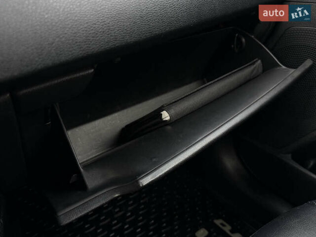 Серый Киа Niro, объемом двигателя 0 л и пробегом 82 тыс. км за 22900 $, фото 68 на Automoto.ua