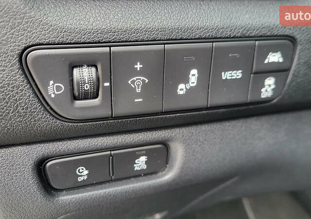 Сірий Кіа Niro, об'ємом двигуна 0 л та пробігом 106 тис. км за 20950 $, фото 12 на Automoto.ua