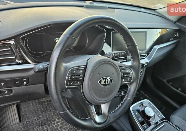 Серый Киа Niro, объемом двигателя 0 л и пробегом 40 тыс. км за 23300 $, фото 5 на Automoto.ua