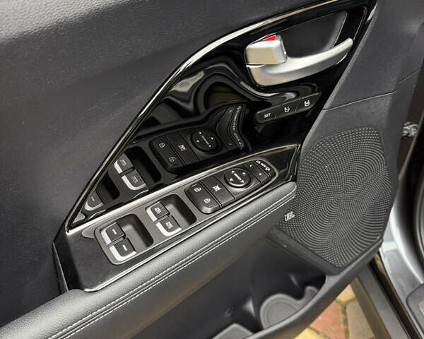 Сірий Кіа Niro, об'ємом двигуна 0 л та пробігом 50 тис. км за 22300 $, фото 44 на Automoto.ua