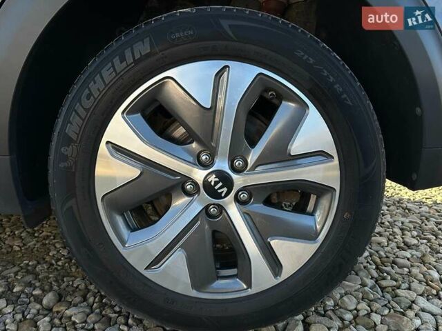 Серый Киа Niro, объемом двигателя 0 л и пробегом 54 тыс. км за 23900 $, фото 28 на Automoto.ua