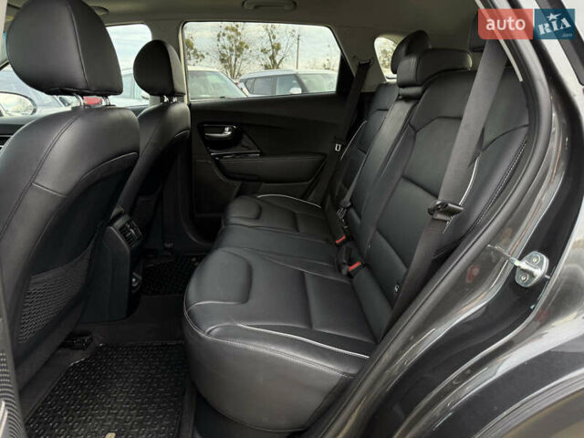 Серый Киа Niro, объемом двигателя 0 л и пробегом 82 тыс. км за 22900 $, фото 80 на Automoto.ua