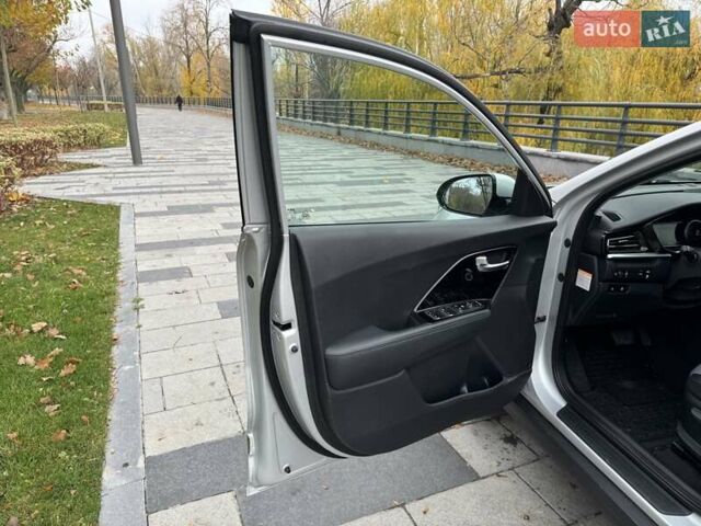 Сірий Кіа Niro, об'ємом двигуна 0 л та пробігом 101 тис. км за 19300 $, фото 18 на Automoto.ua