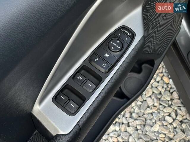 Серый Киа Niro, объемом двигателя 0 л и пробегом 52 тыс. км за 20750 $, фото 10 на Automoto.ua
