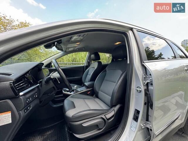 Серый Киа Niro, объемом двигателя 0 л и пробегом 96 тыс. км за 18999 $, фото 15 на Automoto.ua