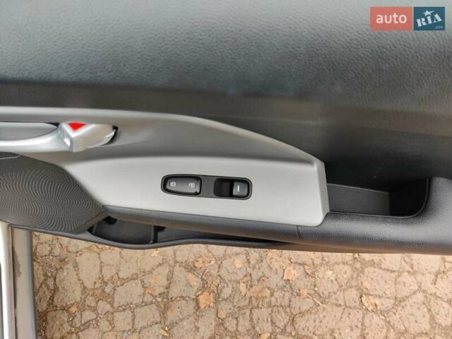 Сірий Кіа Niro, об'ємом двигуна 1.58 л та пробігом 115 тис. км за 19800 $, фото 16 на Automoto.ua