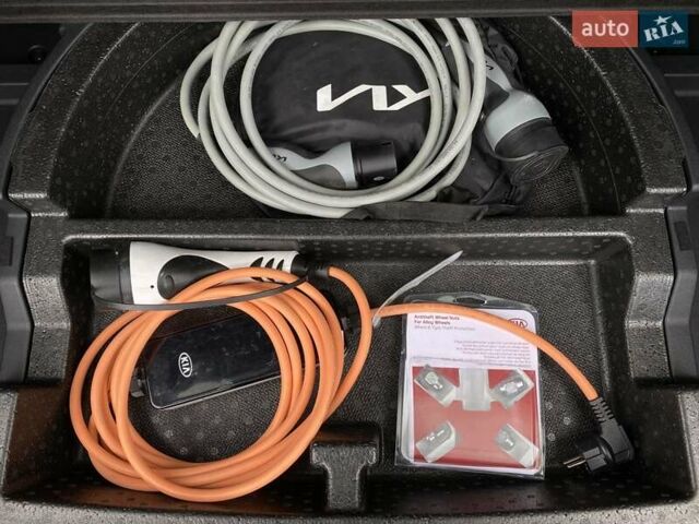 Серый Киа Niro, объемом двигателя 0 л и пробегом 66 тыс. км за 24200 $, фото 49 на Automoto.ua
