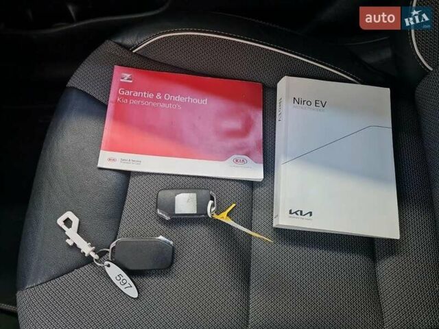 Сірий Кіа Niro, об'ємом двигуна 0 л та пробігом 111 тис. км за 19999 $, фото 8 на Automoto.ua