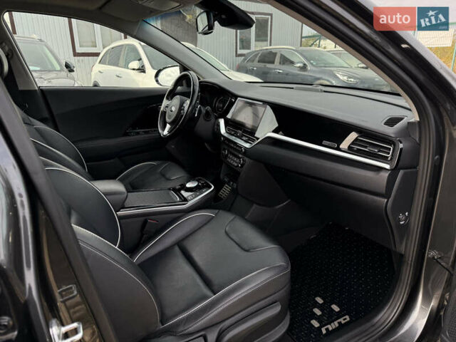 Серый Киа Niro, объемом двигателя 0 л и пробегом 82 тыс. км за 22900 $, фото 96 на Automoto.ua
