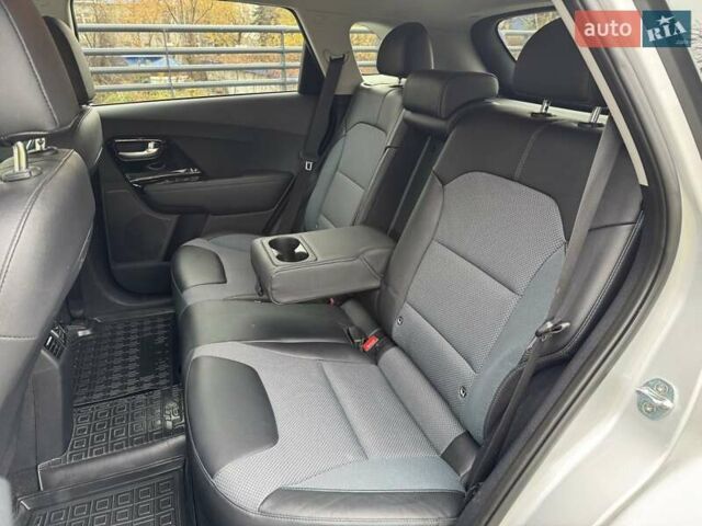 Сірий Кіа Niro, об'ємом двигуна 0 л та пробігом 101 тис. км за 19300 $, фото 28 на Automoto.ua